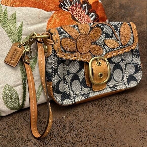 COACH BLEECKER VACHETTA FLORAL APPLIQUÉ& DENIM SIGNATURE WRISTLET LT ED EUC 2007 - Picture 4 of 17